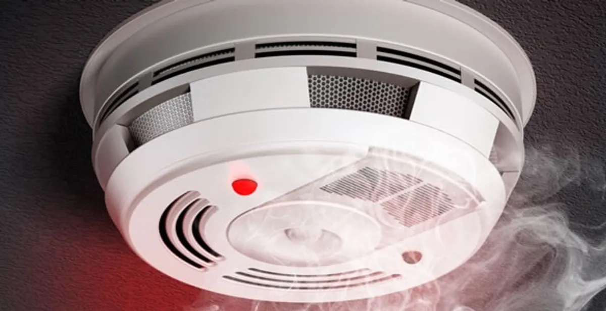 Installed smoke detector providing reliable fire detection in Chicago, IL